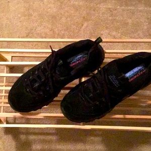 Sketchers black sneakers